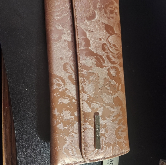 New Kenneth Cole Reaction Wallet - Picture 3 of 5